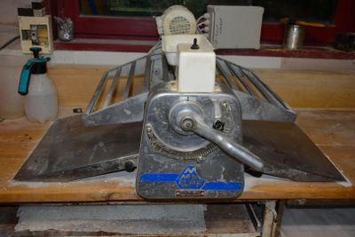 une machine posée sur une table en bois