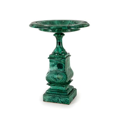 une image représentant un socle vert surmonté d'un bain d'oiseaux