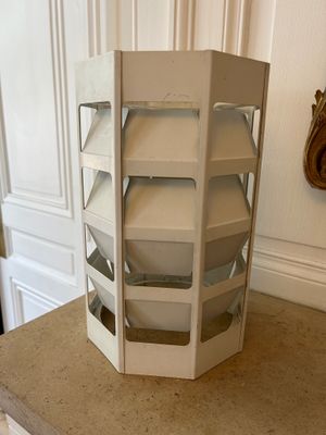 une lampe posée sur un comptoir dans une pièce