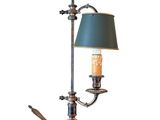 une photo d'une lampe de table sur laquelle est posée une cuillère