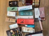 de nombreux types de produits de soins de la peau sur la table