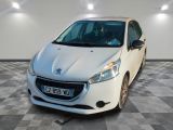 la photo d'une voiture blanche garée dans un garage