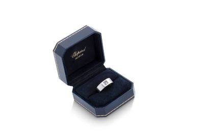 une image représentant une bague dans un écrin posé sur une surface blanche