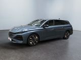 Une voiture bleue est garée dans une pièce blanche au sol noir.