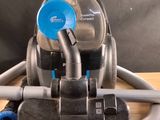 une photo d'un aspirateur posé sur une table en bois