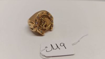 Gros plan sur une bague en or ornée d'un diamant