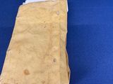 un morceau de papier posé sur une surface bleue, d'où dépasse un autre morceau de papier