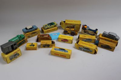 un grand nombre de petites voitures posées sur une table
