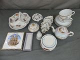 beaucoup de vaisselle et d'objets en porcelaine posés sur une table