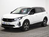 le SUV blanc est garé dans une pièce au sol en damier