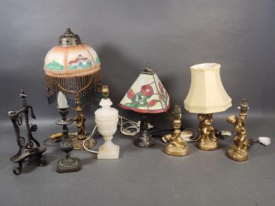 de nombreux types de lampes et d'abat-jours posés sur la table
