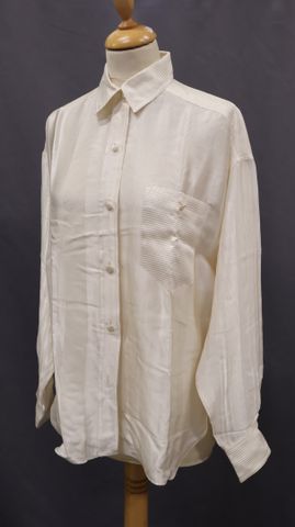 CHANEL – Chemise en soie beige, boutons siglés. Taille : 42-44 à ...
