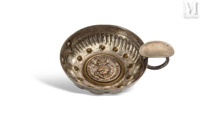 une petite coupe en argent ornée d'un décor en or