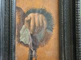 une photo d'un tableau représentant une personne tenant une feuille