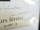 une photo d'une affiche collée sur un réfrigérateur, sur laquelle on peut lire quelque chose