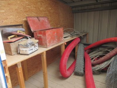 quelques tuyaux rouges sont posés sur une table en bois dans une pièce