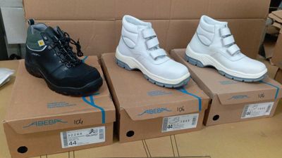 trois paires de chaussures posées sur des cartons