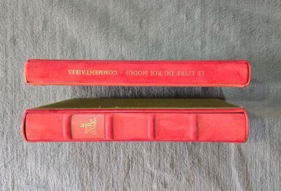 deux livres rouges posés sur une table l'un à côté de l'autre