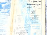 un livre ouvert posé sur une table, sur laquelle se trouvent plusieurs feuilles