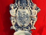 un vase bleu et blanc orné d'un motif représentant des cerises