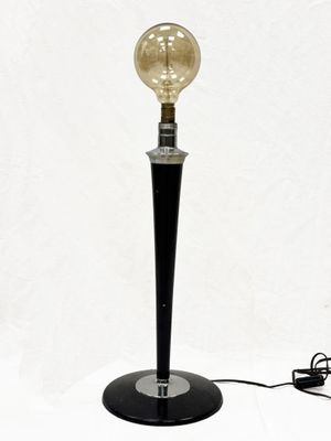 l'image d'une lampe posée sur une table