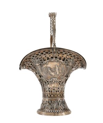 un vase en argent richement décoré, orné d'un oiseau sur fond blanc