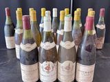 plusieurs bouteilles de vin sont alignées sur une table