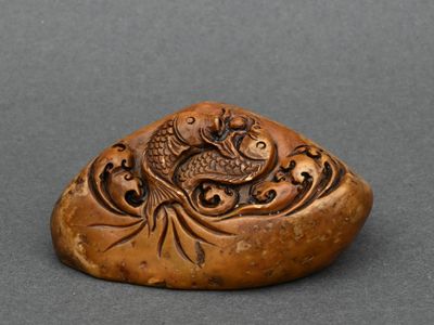 un gros plan d'un objet en bois sur lequel figure un poisson