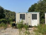 un petit bâtiment situé au milieu d'un champ