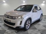 la voiture blanche est garée sur un sol en damier dans le garage