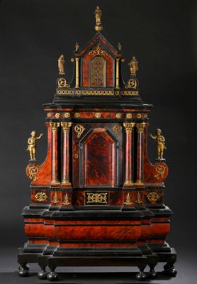 une très vieille horloge exposée sur un socle