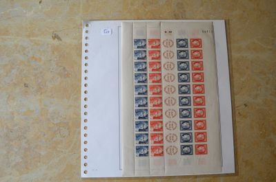 une feuille de papier sur laquelle sont collés des timbres, posée sur une table