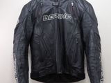 une veste en cuir noir suspendue à un cintre dans une pièce