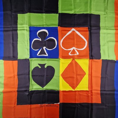 une image représentant un drapeau multicolore orné de cartes à jouer
