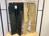 deux pantalons pour homme exposés dans un magasin de vêtements