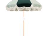 un parapluie vert et blanc orné de franges
