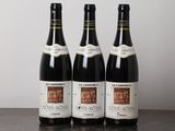 trois bouteilles de vin posées sur une table en bois