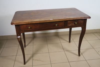 Table en noyer ouvrant par deux tiroirs, pieds galbés Époque…