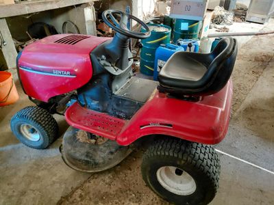 une tondeuse à gazon rouge garée dans un garage