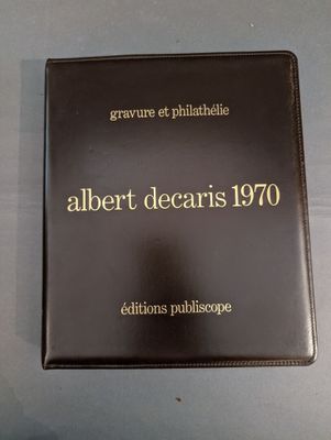 une image représentant un livre noir orné de lettres dorées