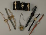de nombreuses montres et bracelets de toutes sortes disposés sur une table