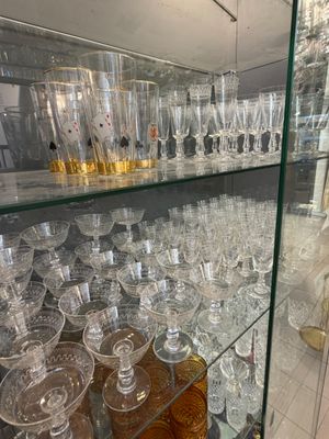 de nombreux verres et bouteilles sur les étagères du magasin