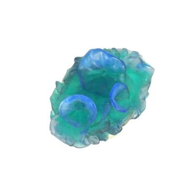un objet bleu et vert sur une surface blanche