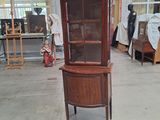 une vitrine avec une porte vitrée au milieu d'une pièce