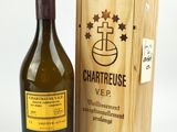 bouteille de Chartreuse Verte dans un coffret en bois sur fond blanc