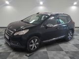 la voiture noire est garée dans le garage sur le sol en damier