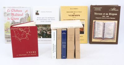 plusieurs livres sont empilés sur une surface blanche