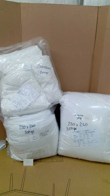 deux paquets de papier toilette posés sur une boîte en carton