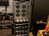 une photo d'une pièce avec un rack d'équipements électroniques