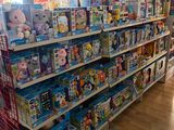 de nombreux jouets sur les étagères du magasin de jouets